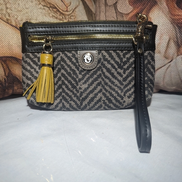 Spartina Stylish Black and Gold Wristlet - Picture 3 of 6